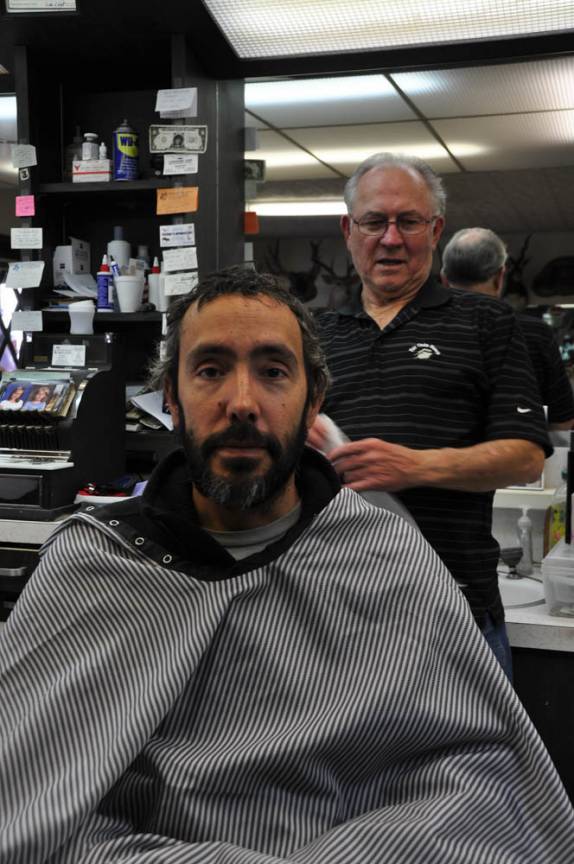 Pronto para fazer barba e cabelo em barbearia tradicional de Fredericksburg, no Texas, nos Estados Unidos